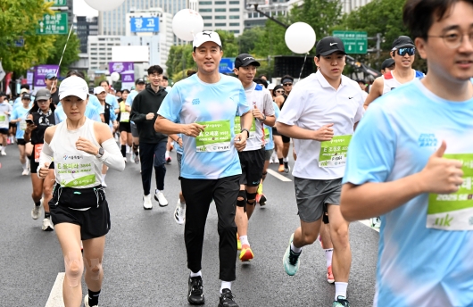 사진2. 오세훈 서울시장이 12일(일) 아침 청계광장 일대에서 열린 ‘서울달리기 2025’에 참여해 시민들과 함께 달리고 있다. 