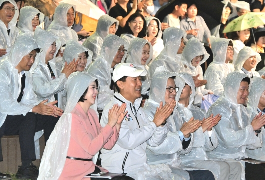 사진2. 오세훈 서울시장이 17일(금), ‘2025 서울발레페스티벌 서울국제발레위크’ 개막식에서 공연을 관람하고 있다.