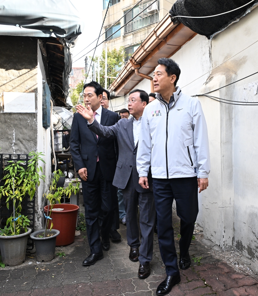 사진1. 오세훈 서울시장은 24일(금) 오전 국민의힘 지도부와 ‘노원구 상계5 재정비촉진구역’ 현장을 점검하고 있다.