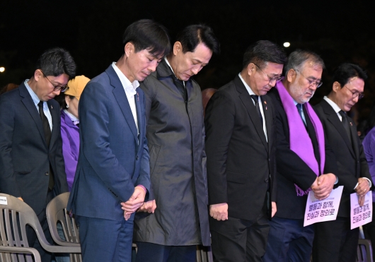 사진2. 오세훈 서울시장이 25일(토) 저녁 서울광장에서 열린 ‘10.29 이태원 참사 3주기 시민추모대회’에서 묵념하고 있다.