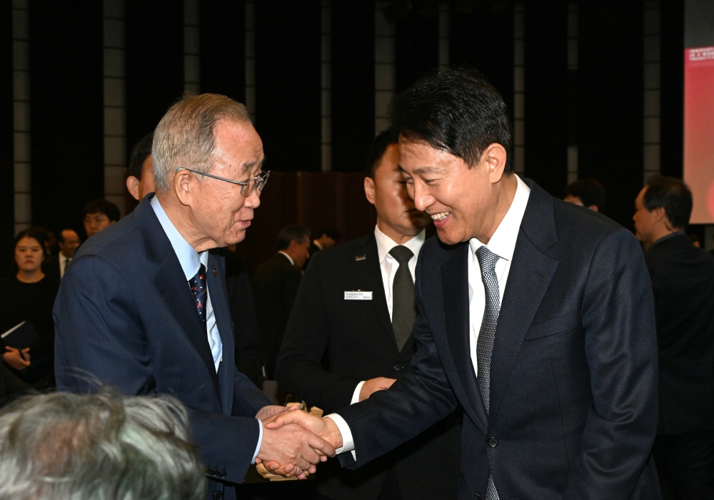 사진2. 오세훈 서울시장이 29일(수) 열린 ‘글로벌녹색성장주간(GGGW) 2025- 파리협정 10주년 문화의 밤’에서 GGGI 반기문 의장과 인사를 나누고 있다.