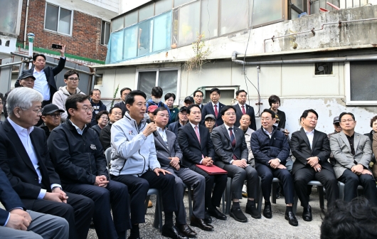 사진5. 오세훈 서울시장은 24일(금) 오전 국민의힘 지도부와 ‘노원구 상계5 재정비촉진구역’을 방문해 주민들과 의견을 나누고 있다