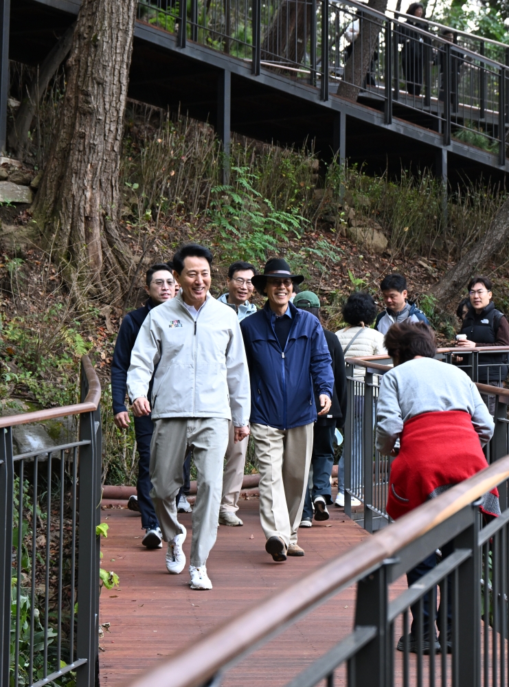 사진5. 오세훈 서울시장이 26일(일) 오전 남산 하늘숲길을 찾아 무장애길을 점검한 뒤 시민들과 인사하고 있다.