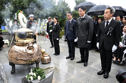 사진2. 오세훈 서울시장이 26일(일) 국립서울현충원에서 열린 _박정희 대통령 서거 제46주기 추모식_에 참석해 묘역에 분향했다.