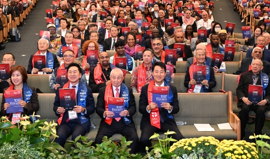 사진2. 오세훈 서울시장이 27일(월) _WEA 서울총회_ 개회식에서 참석자들과 기념촬영하고 있다.