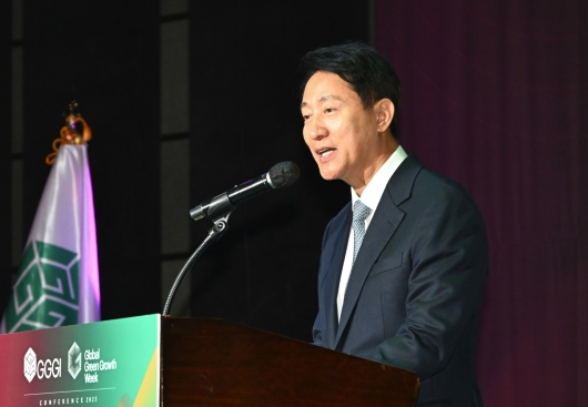 사진1. 오세훈 서울시장이 29일(수) 열린 ‘글로벌녹색성장주간(GGGW) 2025- 파리협정 10주년 문화의 밤’에서 축사하고 있다.