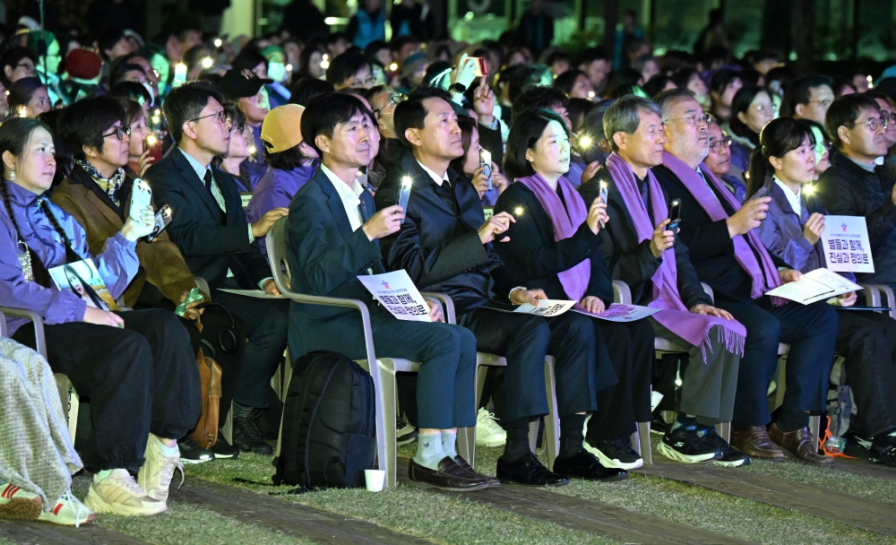 사진3. 오세훈 서울시장이 25일(토) 저녁 서울광장에서 열린 ‘10.29 이태원 참사 3주기 시민추모대회’에 참석했다.