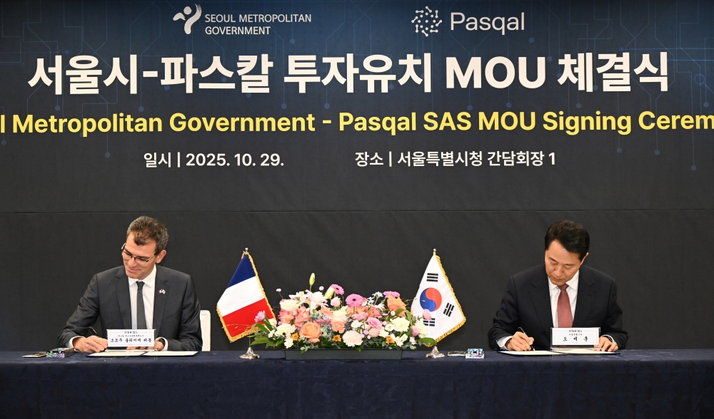 사진3. 29일(수) 오후 서울시-파스칼 투자유치 MOU 체결식에서 오세훈 서울시장(우)과 조르주 올리비에 레몽 CSAO가 협약서에 서명 하고 있다.