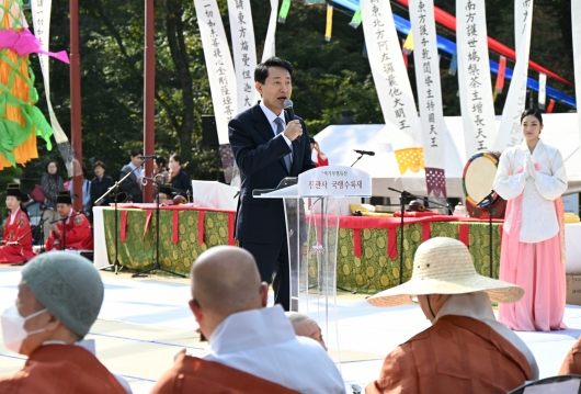 사진1. 오세훈 서울시장이 25일(토) 은평구 진관사에서 열린 「진관사 국행수륙재」에서 축사를 하고 있다.