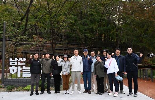 사진6. 오세훈 서울시장이 26일(일) 오전 남산 하늘숲길에서 관계자들과 기념촬영하고 있다.