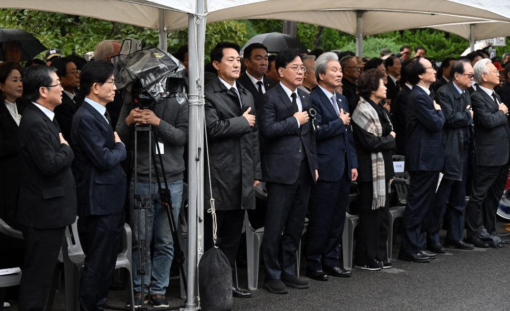 사진1. 오세훈 서울시장이 26일(일) 국립서울현충원에서 열린 _박정희 대통령 서거 제46주기 추모식_에 참석해 국기에 대한 경례를 하고 있다.