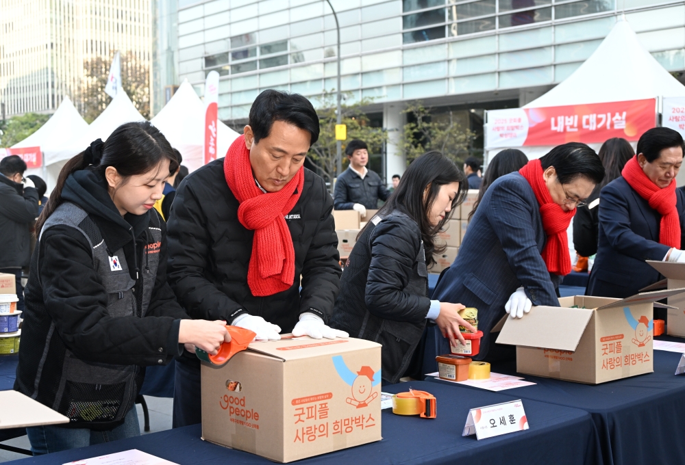 사진3. 4일(화) 오전 청계광장에서 열린 _2025년 사랑의 희망박스 박싱데이’에 참석한 오세훈 서울시장이 희망박스를 포장하고 있다.