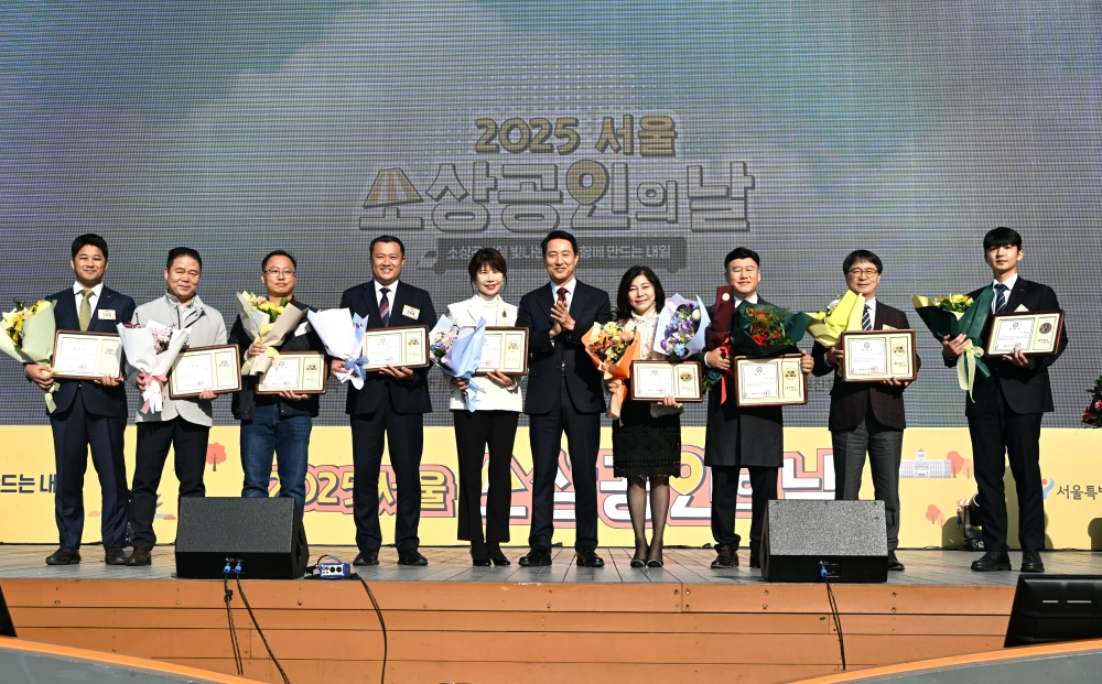 사진1. 오세훈 서울시장이 5일(수) 서울광장에서 열린 ‘2025 서울시 소상공인의 날 기념행사’에 참석해 소상공안 14명에게 시장 표창을 수여하고 수상자들과 기념촬영하고 있다.