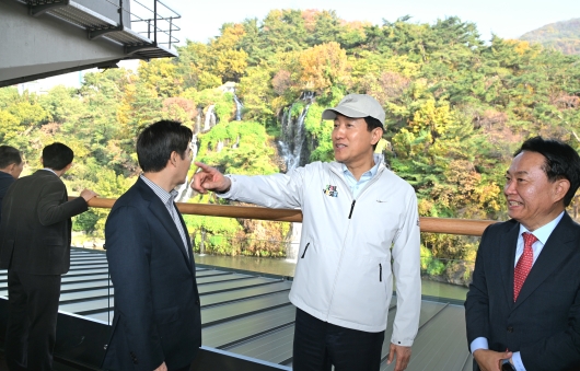 사진1. 오세훈 서울시장이 6일(목) 서대문구 홍제동 일대에서 열린 _홍제폭포 북합문화센터 개관식_에 참석해 시설을 둘러보고 있다.