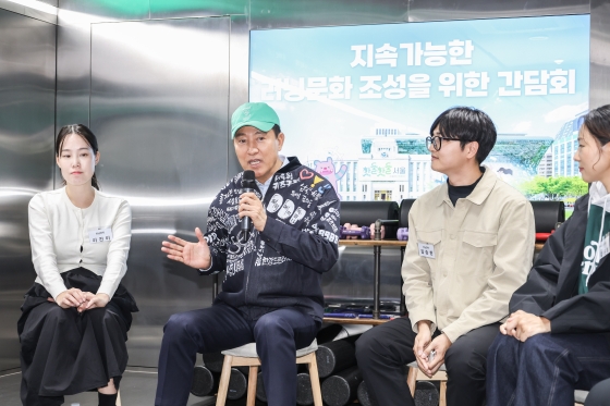 사진1. 오세훈 서울시장이 10일(월) 영등포구 5호선 여의나루역 러너스테이션에서 열린 _지속가능한 러닝문화 조성을 위한 간담회_에서 참석자들과 대화를 나누고 있다.