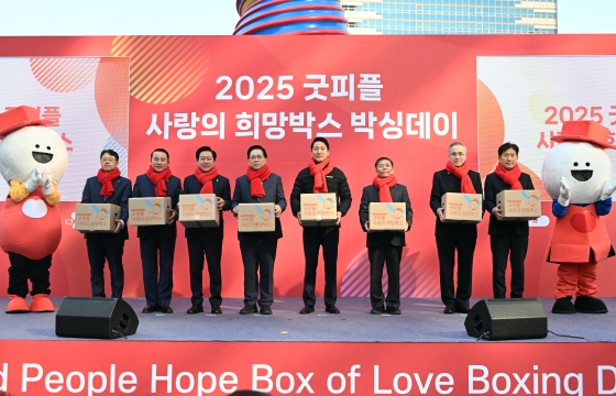 사진4. 오세훈 서울시장이 4일(화) 오전 청계광장에서 열린 _2025년 사랑의 희망박스 박싱데이’에서 참석자들과 기념사진을 촬영하고 있다.