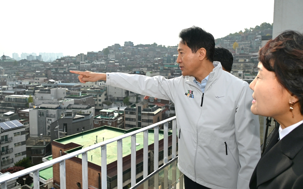 사진4. 오세훈 서울시장이 6일(목) 오전 성북구 장위13구역 재정비촉진사업 현장을 방문해 일대를 점검하고 있다.