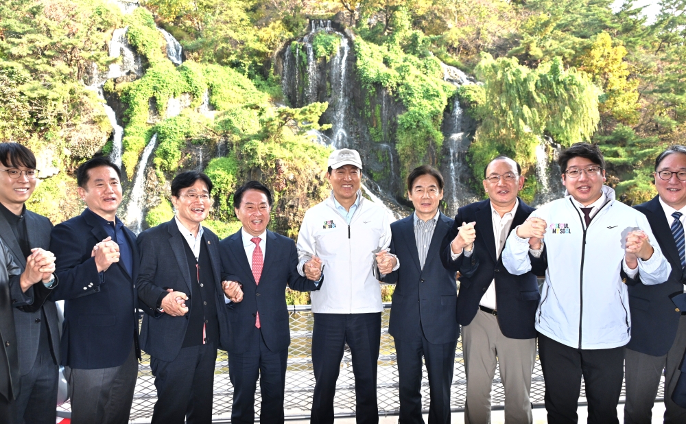 사진2. 오세훈 서울시장이 6일(목) 서대문구 홍제동 일대에서 열린 _홍제폭포 북합문화센터 개관식_에서 참석해 기념촬영하고 있다.