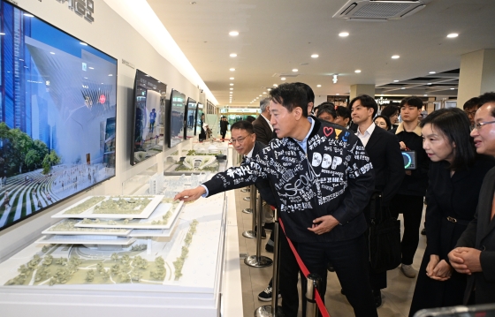 사진1. 오세훈 서울시장이 10일(월) 종로구 세종문화회관에서 열린 _제2세종문화회관 건립 설계공모 시상식_에서 설계안 당선작 _디자인캠프문박디엠피_ 모형을 살펴보고 있다.