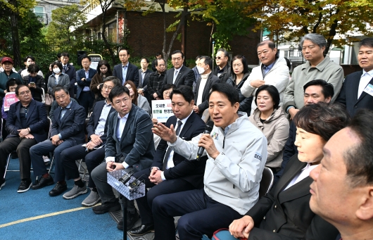 사진1. 오세훈 서울시장이 6일(목) 오전 성북구 장위13구역 재정비촉진사업 현장을 방문해 주민들과 간담회하고 있다.