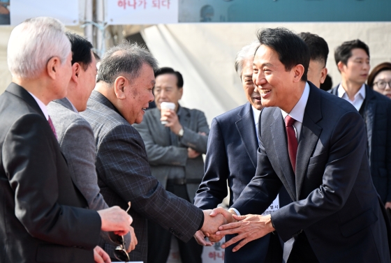 사진1. 오세훈 서울시장이 6일(목), 광화문광장 놀이마당에서 열린 ‘제9회 2025 서울시 문화원엑스포’에서 참석자와 인사하고 있다.