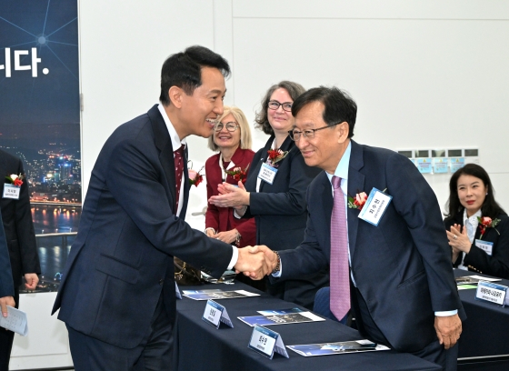 사진3 13일(목) 오전 서울 종로구 서울글로벌센터빌딩에서 열린 서울투자진흥재단 출범식에 참석한 오세훈 서울시장이 관계자들에게 인사를 전하고 있다