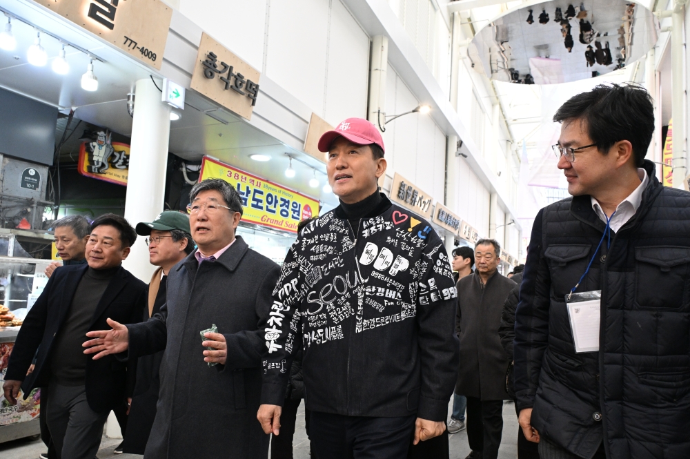 사진5. 오세훈 서울시장이 17일(월) 중구 남창동 일대에서 열린 _남대문시장 아케이드 준공식_ 참석 후 아케이드 시설을 살펴보고 있다.