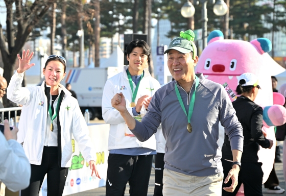 사진5. 오세훈 서울시장이 16일(일) '2025 서울 쉬엄쉬엄 런'에 참가한 시민들과 상암월드컵공원을 달리고 있다.