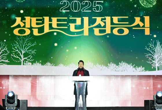 사진1. 오세훈 서울시장이 17일(월) ‘서울광장 성탄트리 점등식‘에서 축사하고 있다.