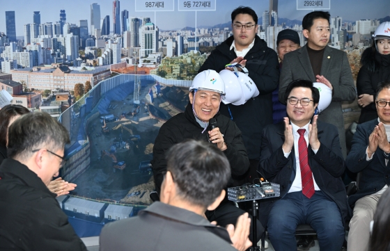 사진1. 오세훈 서울시장이 19일(수) 동작구 노량진 재정비촉진지구 착공현장(6구역)을 방문해 주민간담회를 열고 주택공급 안정화 계획에 대해 이야기하고 있다.