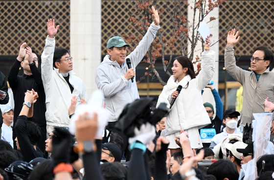 (사진1)오세훈 서울시장이 23일(일) ‘2025 YTN 서울투어 마라톤’ 출발식에서 인사말 하고 있다.