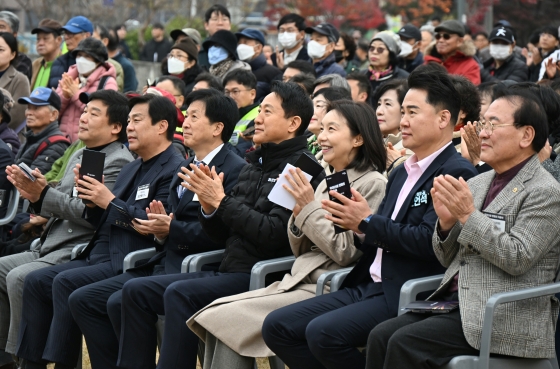 사진2. 오세훈 서울시장이 24일(월) 도봉구 우이신설 연장선 기공식에서 축하영상을 시청하고 있다.