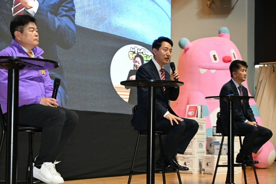 사진3. 오세훈 서울시장이 26일(수) 서울시립대학교 대강당에서 열린 서울시립도서관(동대문) 설명회에서 주민들의 질문에 답하고 있다.