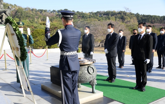 국립서울현충원을 찾아 헌화 하는 오세훈 서울시장-1