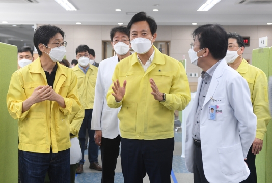 국립중앙의료원 수도권 공동대응 상황실을 찾아 의료원장 및 관계자들과 현장을 둘러보며 대화를 나누는 오세훈 서울시장-4