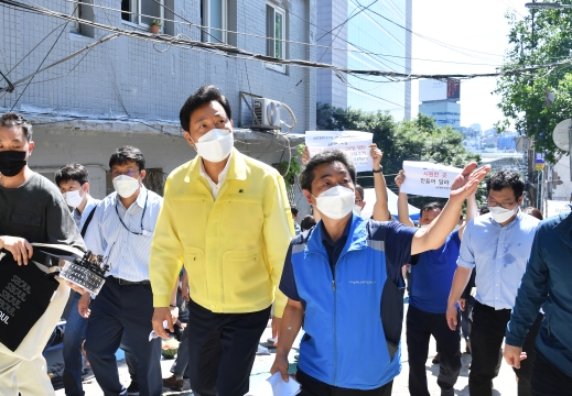 남대문 쪽방촌 찾은 오세훈 시장이 주민과 대화를 나누고 있다 (3)