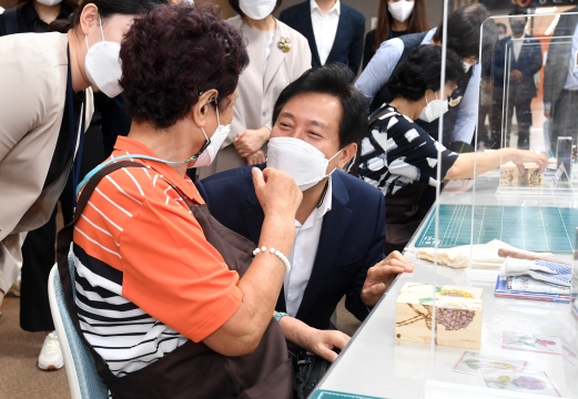 용산구 치매안심센터를 찾아 목공프로그램에 참여한 어르신들의 교육과정을 살펴 보는 오세훈 서울시장