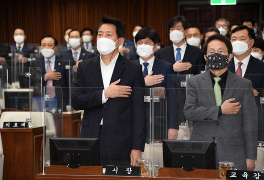 국기에 대한 경례 하는 오세훈 서울시장-1