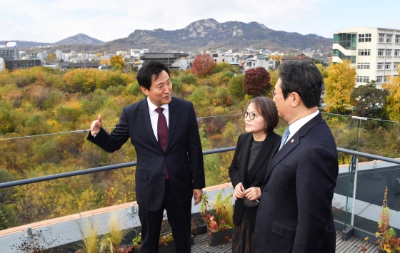 이건희 기증관 건립 예정지 송현동 부지를 배경으로 황희 문체부 장관과 오세훈 서울시장 (2)