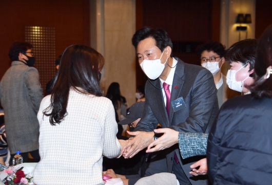 참여 서울사회복지사들과 인사 하는 오세훈 서울시장