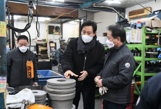 문래동 철공소거리 제조업소 관계자와 대화 나누는 오세훈 서울시장 (2)