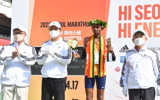 서울마라톤 남자부문 우승 시상 및 기념촬영 (1)