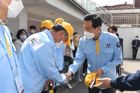 안심마을보안관들과 인사를 나누는 오세훈 서울시장-1