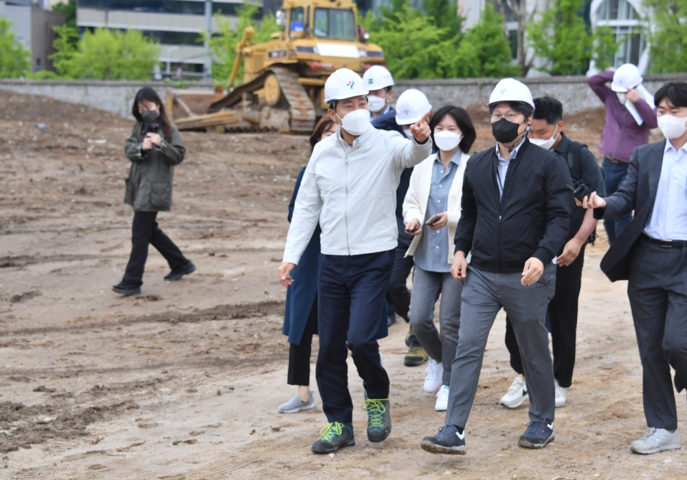 송현열린공간 부지 둘러보는 오세훈 서울시장 (2)