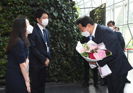 직원대표로부터 꽃다발을 받고 인사 하는 오세훈 서울시장-1