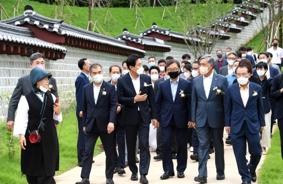 개방된 터널상부 보행로를 참석자들과 함께 걷는 오세훈 서울시장-7