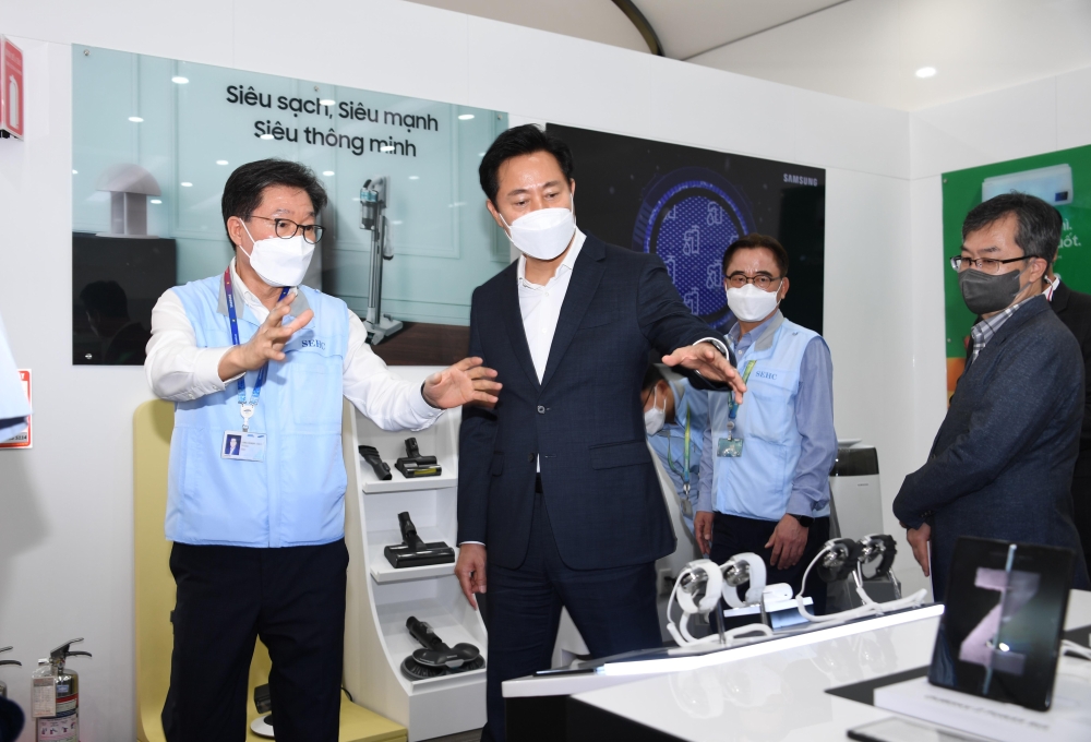 오세훈 서울시장이 3일(현지시간) 베트남 삼성전자 호찌민가전복합(SEHC)을 방문해 제품 전시관을 둘러보고 있다