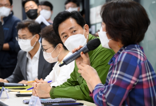 위기가구 발굴현장 관계자들과 대화를 나누는 오세훈 서울시장-8