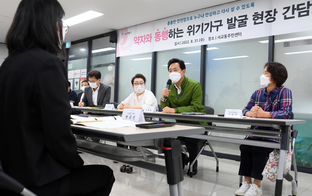 위기가구 발굴현장 관계자들과 대화를 나누는 오세훈 서울시장-3