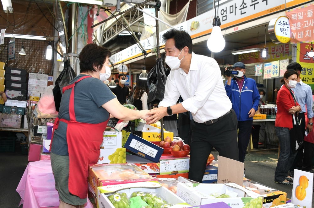 자양전통시장 상인과 대화중인 오세훈 시장